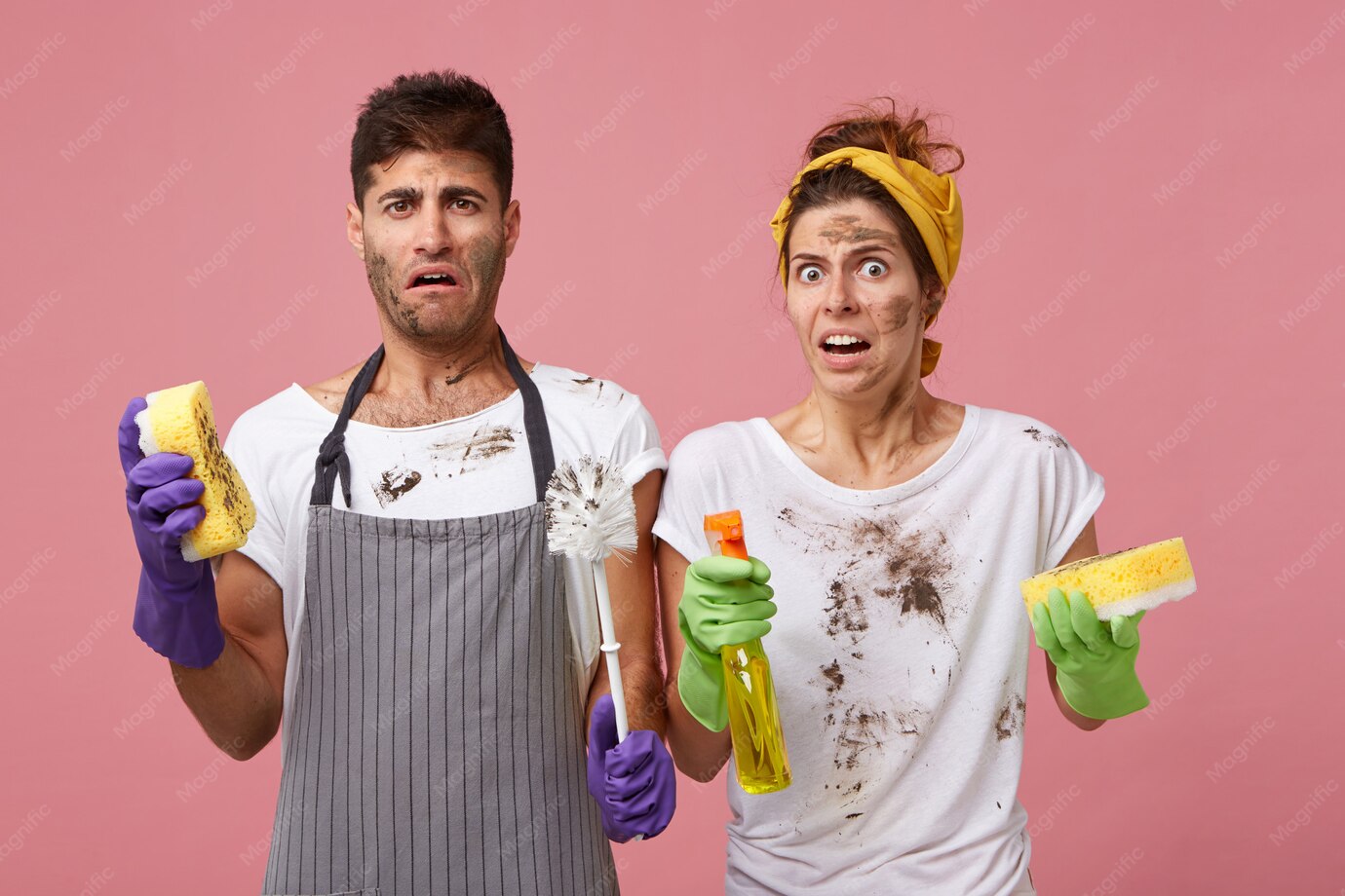 Postazione di lavoro con campioni di tessuto e attrezzatura per l'estrazione a bassa umidità